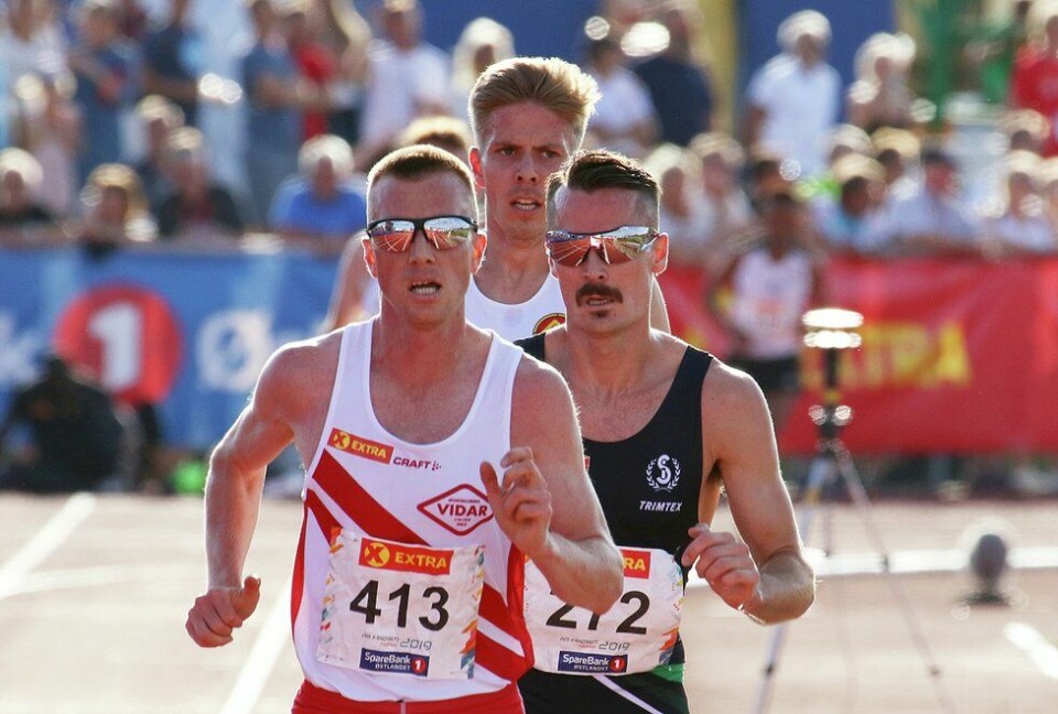 Sondre Nordstad Moen, som nylig satte norsk og nordisk rekord på 10 000 meter er en av 9 løpere på mellom- og langdistanse som er tatt ut tilo høstens VM i Doha. Her ser vi Sondre i NM med VM-klare Henrik Ingebrigtsen bak seg. (Foto: Samuel Hafsahl) NM Friidrett 2019 på Hamar - 5000 meter menn - Sondre Nordstad Moen, Henrik Ingebrigtsen
