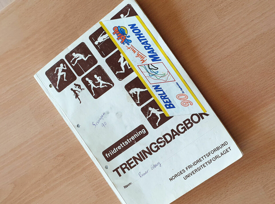 Frå 1983 til 2006 vart treningsnotata skrivne ned på papir, ei bok for kvart år. (Foto: Runar Gilberg) Frå 1983 til 2006 vart treningsnotata skrivne ned på papir, ei bok for kvart år. (Foto: Runar Gilberg)