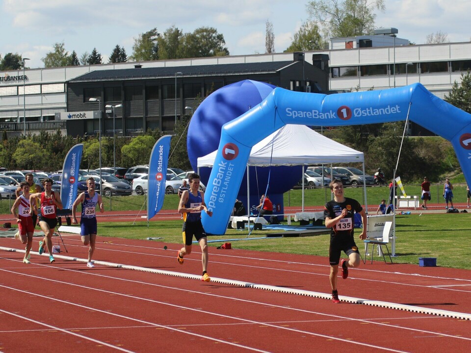 Esten Hansen-Møllerud Hauen hadde et ekstra gir på oppløpet og vant sesongpremieren på banen på en overbevisende måte foran Magnus Tuv Myhre. (Foto: Rolf Bakken) Friidrettens Venners Festival 2023