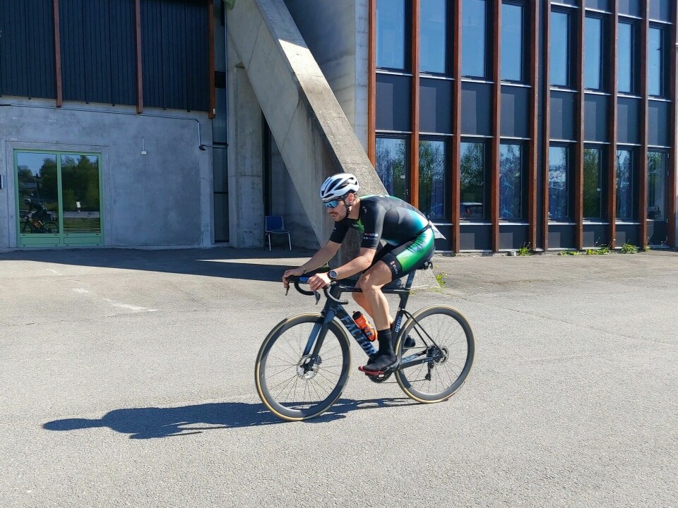 Ole-Bernard Fuskevåg i front på sykkel. (Foto: Erlend Agøy Engum)