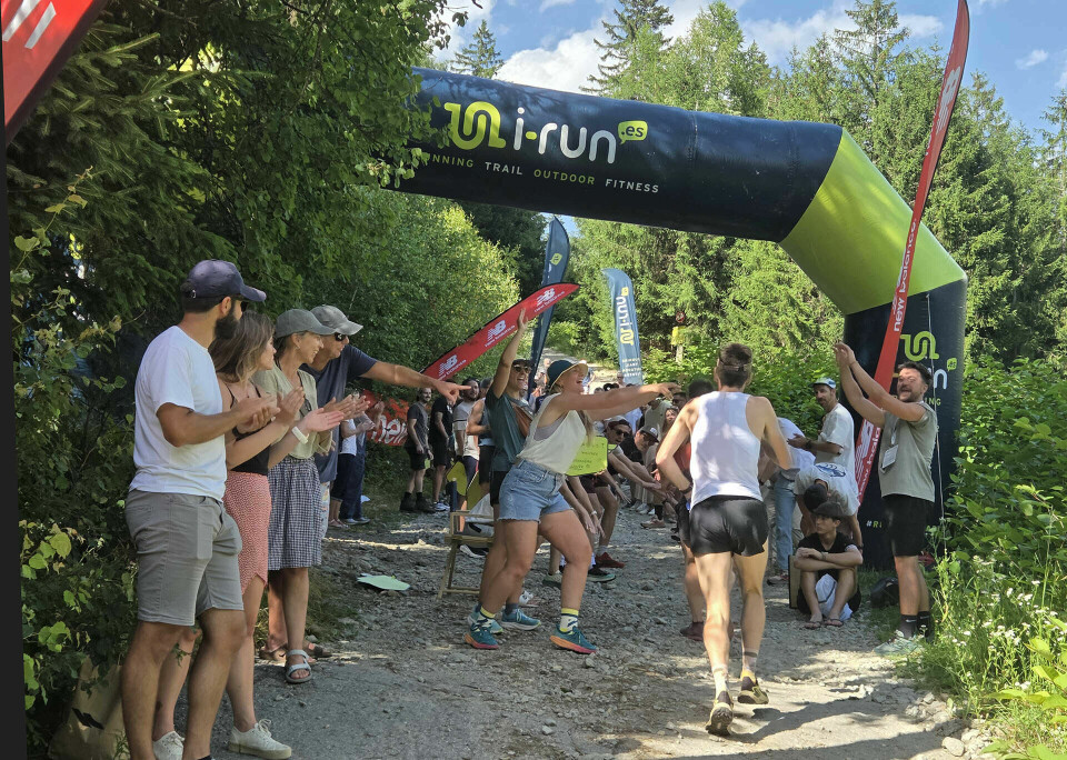 Løypa er så bratt med 1000 høydemeter på 3,8 km at de fleste går nesten hele veien. Men inspirert av denne heiagjengen var det mange som slo om til løping. (Foto: Runar Gilberg)