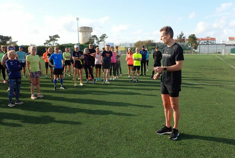 Fredrik Zillén demonstrerer løpeteknikk på Kondistur til Portugal med Springtime 2022. (Foto: Marianne Røhme) Fredrik Zillén demonstrerer løpeteknikk på Kondistur til Portugal med Springtime 2022