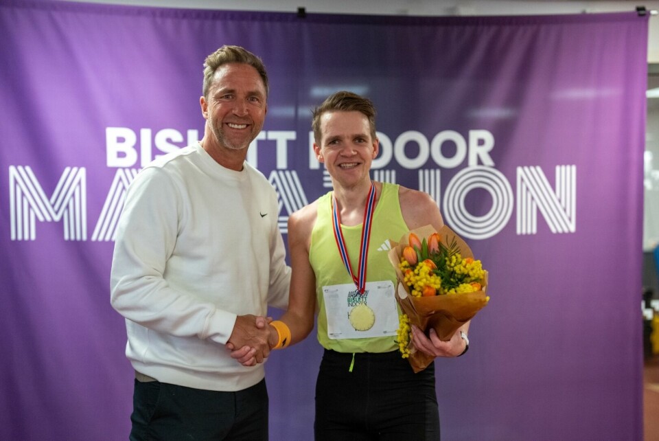 Vinner Mats Hellerud blir gratulert av Steinar Hoen. (Foto: Samuel Hafsahl)