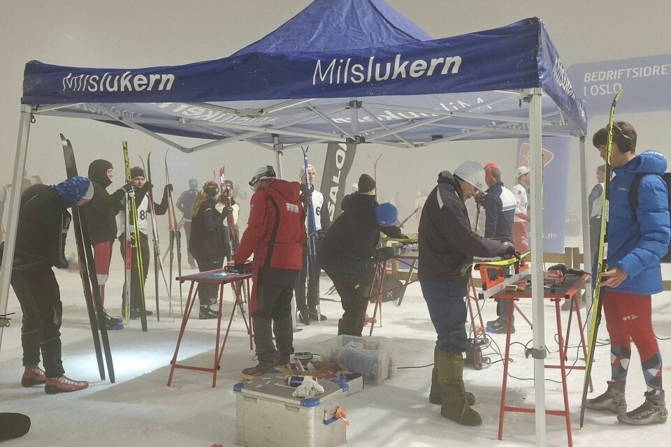 Hektisk aktivitet i Milslukerns smøretelt før start. (Foto: Arrangøren)