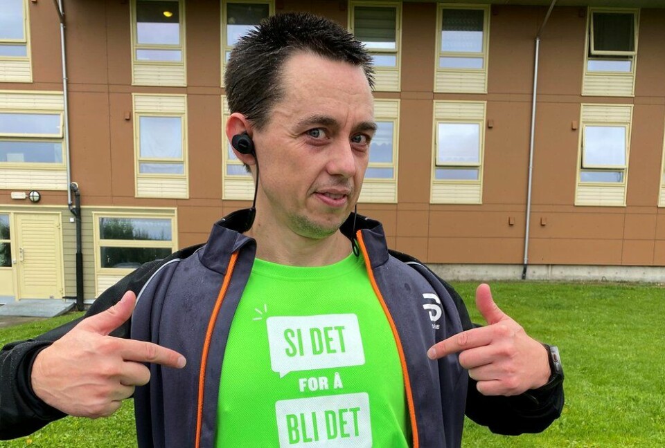 Bastian Fjelnset reklamerer gjerne for Stiftelsen Organdonasjon med T-skjorta «Si det for å bli det». (Foto: Jannicke Hustad) Bastian Fjelnset