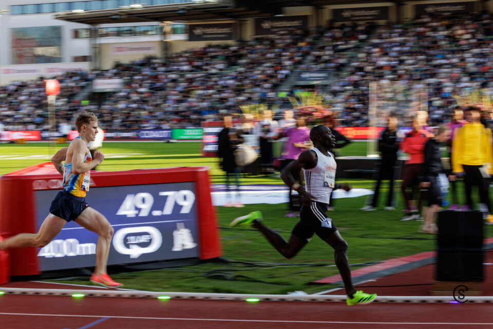 400 meter ble av fartsholderen passert på 49,79. Tobias Grønstad ligger i rygg på fjorårets olympiske mester Wanyonyi. (Foto: Sylvain Cavatz)