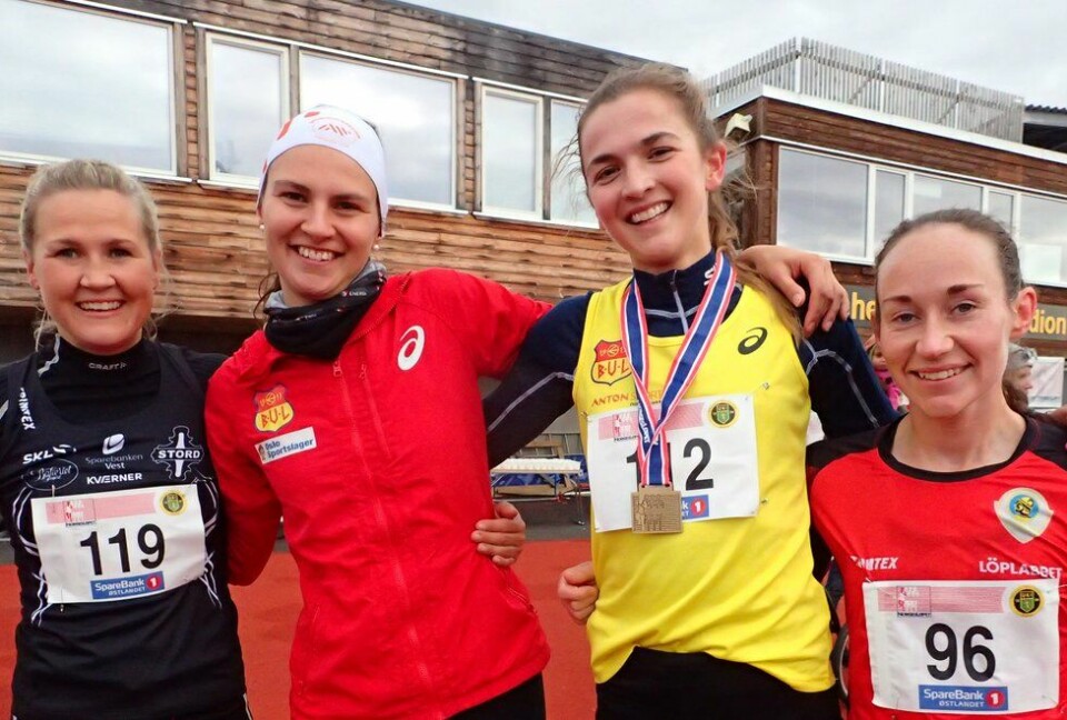 Fornøyde: F.v: Pernille Epland (nr 3 på 10 km), Delphin Poirot (nr 4 på 5 km), Sigrid Jervell Våg (vinner av 10 km) og Vienna Søyland Dahle som ble nr 4 på 10 kilometeren. Norgesløpet 2019 på Jessheim. (Foto: Marianne Røhme) F.v: Pernille Epland (nr 3 på 10 km), Delphin Poirot (nr 4 på 5 km), Sigrid Jervell Våg (vinner av 10 km) og Vienna Søyland Dahle som ble nr 4 på 10 kilometeren. Norgesløpet 2019 på Jessheim