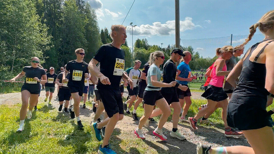10-kilometerløperne på vei ut av stadion. (Foto: Tom-Arild Hansen)