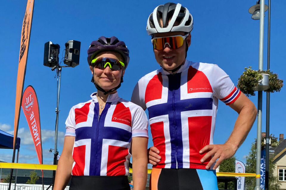 o fornøyde vinnere av Trans Østerdalen og ferske norgesmestere: Hildegunn Hovdenak, Molde CK og Emil Eid Hasund, Kloppa Off Road Klubb/Hard Rocx Swix. (Arrangørfoto)