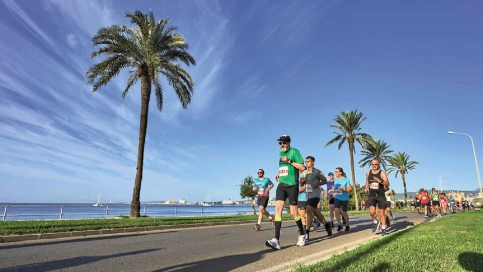 Maratonløpere blant plamer lags kysten på Mallorca. (Foto: TUI)