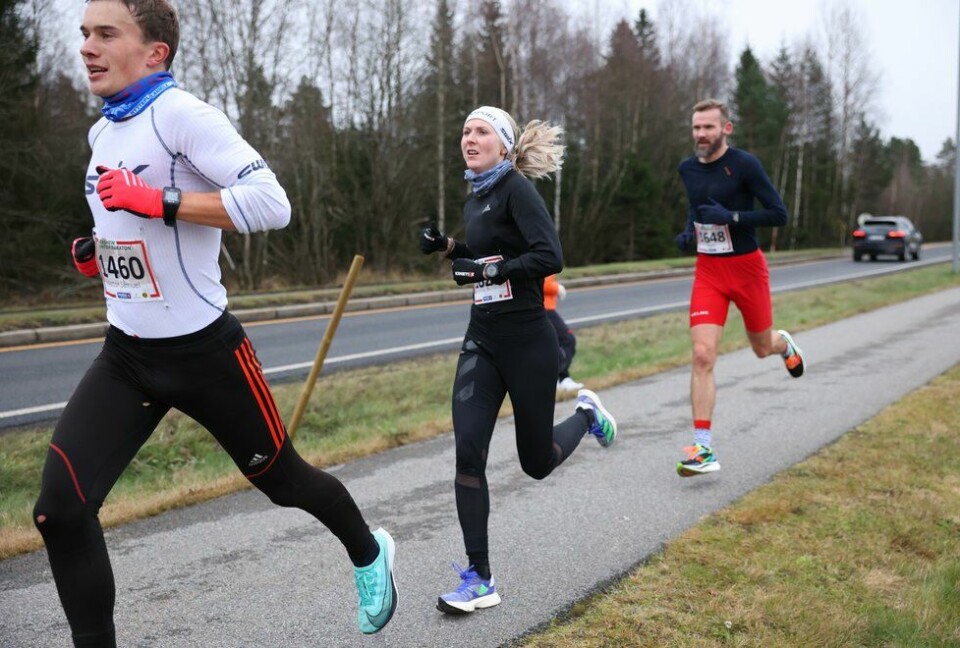 Trekløveren: Victor Samuel Synnestvedt (fremst), Astrid Brathaug Sørset, og Jørgen Korum løp sammen store deler av halvmaraton under Jessheim Vintermaraton 2021. (Foto: Marianne Røhme) Victor Samuel Synnestvedt, Astrid Brathaug Sørset, og Jørgen Korum i Jessheim Vintermaraton 2021