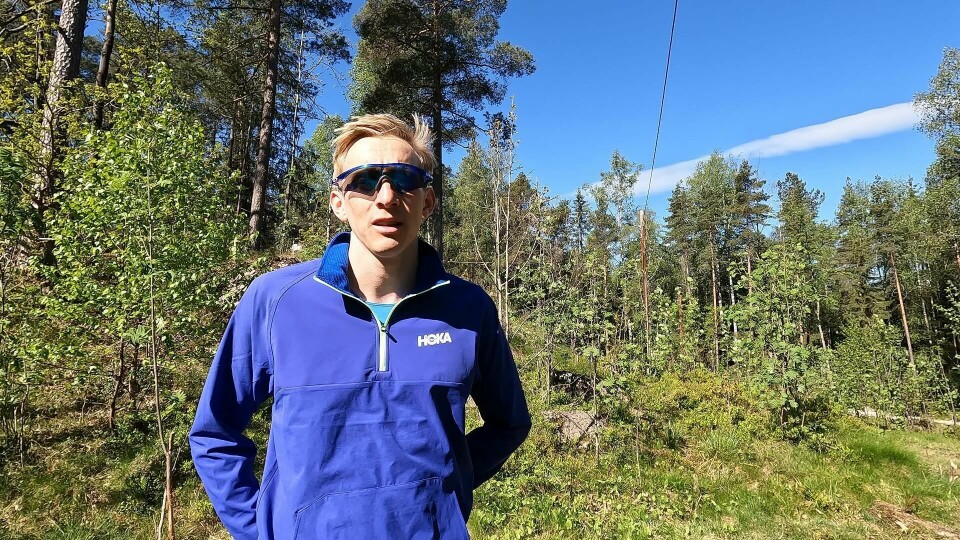 Even Brøndbo Dahl forklarer hvordan han benytter varmetrening for å optimalisere treningen. (Foto: Bjørn Johannessen)