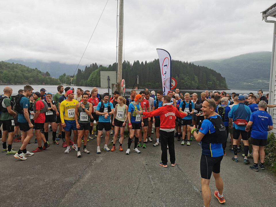 Fjelløpet startar på Bruvik kai. Her fra starten i 2024, dåvart starten utsett 15 min pga. lang dokø. I år er toalettkapasiteten firedobla.(Foto: arrangør)