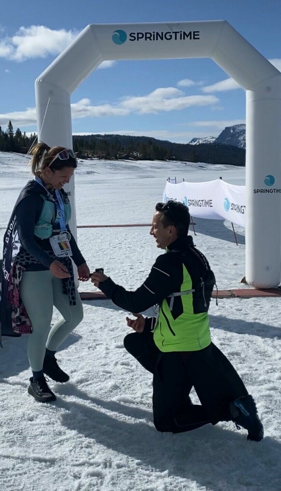 Etter 42 km gikk belgiske Loïc ned på kne og fridde til Céline som sa JA. (foto: arrangøren)