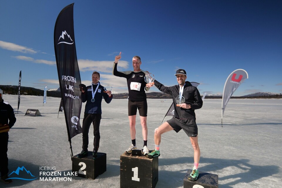 Internasjonal seierspall på mennenes maraton (fra v.) Jo Reistad-Norge, Kristian Pape Jørgensen-Damark og Frits Gijsman-Nedrland. (Foto: arrangøren)