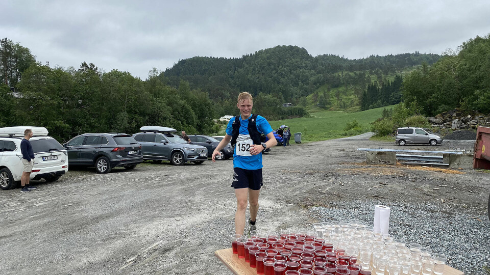 Fjorårsvinnar Jan Tore Tellefsen inn mot drikkestasjonen på Njåstad. (Foto: arrangør)