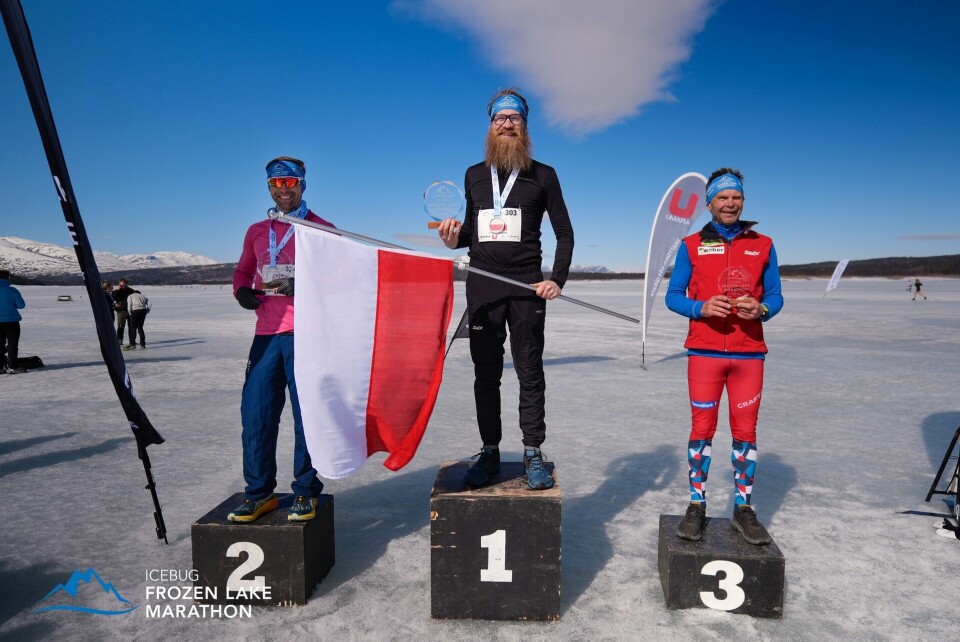 Det polske flagget til topps på halvmaraton for menn (fra. v): Andrew Pilsbury-Storbritannia, Lukas Drozek-Polen og Tore Bjerkrheim-Norge. (Foto: arrangøren)