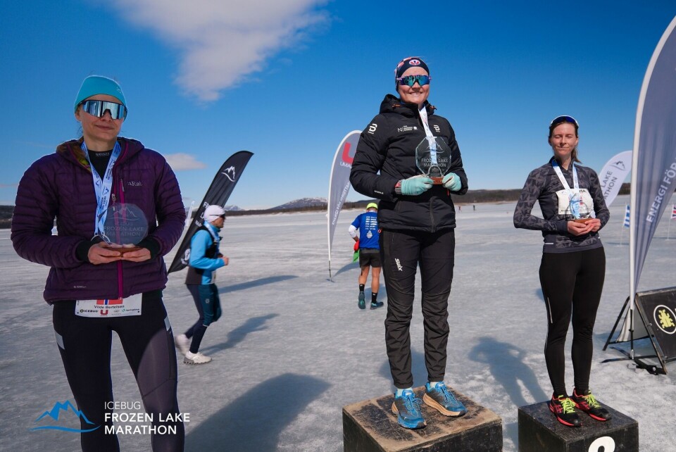 Helnorsk seierspall på kvinnenes halvmaraton (fra v.): Vilde Bertelsen, Thea Snortheimsmoen og Aina Helene Hole. (Foto: arrangøren)