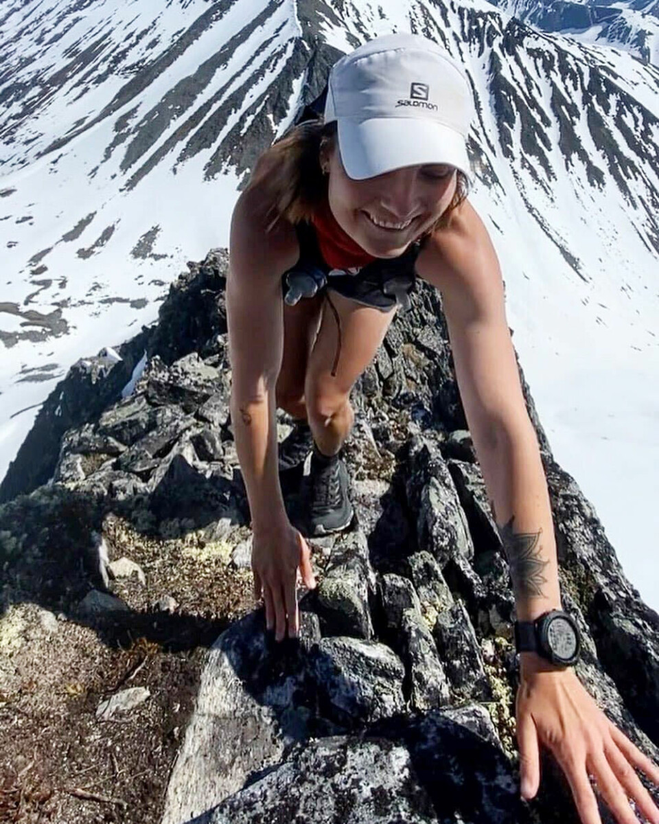 På eggen:Ingrid Lid balanserer på Kyrkjetaket som er en spektakulær topp i Isfjorden i Romsdal. (Foto: privat)