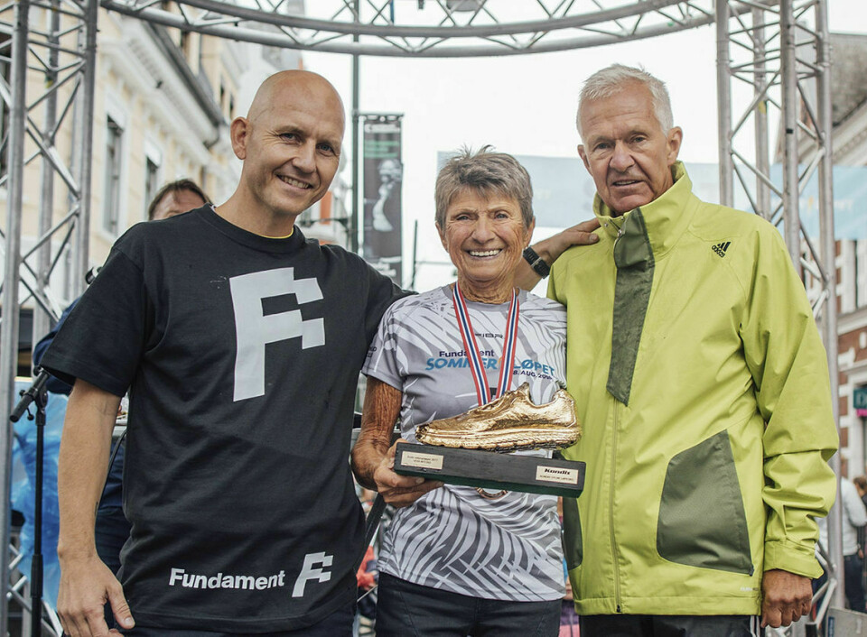 En av Norges råeste veteraner - Vera Nystad, har akkurat mottatt Kondis´ gullsko for sin innsats i 2021. Her er hun avbildet sammen med Finn Kollstad (tv.) og Jack Waitz, fra da hun fikk skoen for første gang, i 2017. (Foto: Torleiv Klungland) En av Norges råeste veteraner - Vera Nystad, har akkurat mottatt Kondis´ gullsko for sin innsats i 2021. Her er hun avbildet sammen med Finn Kollstad (tv.) og Jack Waitz, fra da hun fikk skoen for første gang, i 2017. (Foto: Torleiv Klungland)