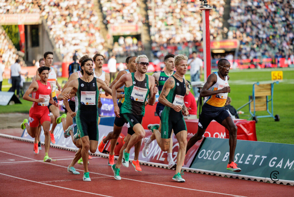 Når en runde gjenstår må den gamle mester Timothy Cheruiyot fram i tet for å holde farten oppe. Narve Gilje Nordås skimtes helt bakerst i feltet. (Foto: Sylvain Cavatz)
