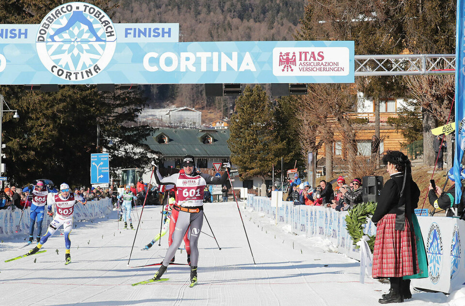 Enda ein gong kunne Petter Northug på leikent vis skli over mål som førstemann. (Foto: Dobbiaco - Cortina) null
