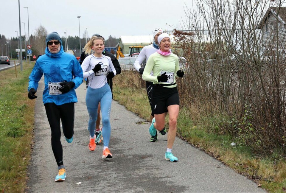Maratontoppen: Camilla Bønøgård (midten) og Line Askheim kom på henholdsvis første og andreplass blant kvinnene på maratondistansen. (Foto: Marianne Røhme) Jessheim Vintermaraton 2021