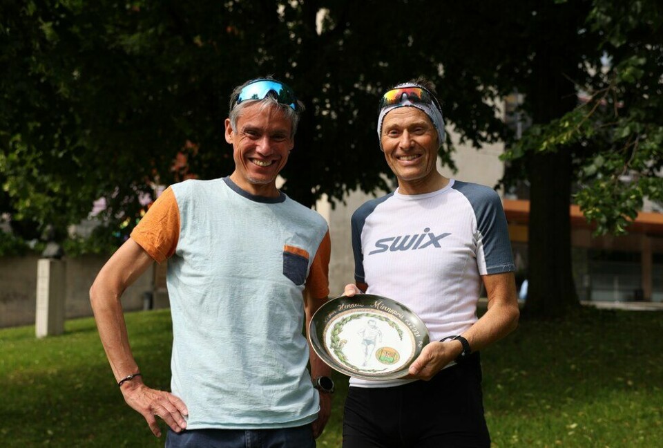 Nils Hjelle fikk utdelt Jon Hendens Minnepris av Kondispresident Tim Bennett. (Foto: Marianne Røhme) Nils Hjelle