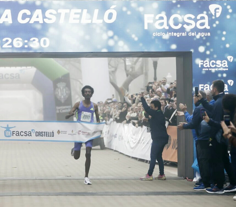Yomif Kejelcha var like bak verdensrekorden på 10 km samme dag som han mista verdensrekorden sin på halvmaraton. (Foto: arrangøren)