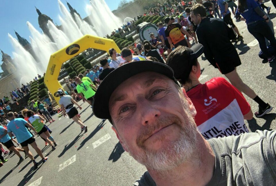 Tidligere løp Eirik Trenchard maraton på under 3,5 time. Nå er opplevelsen viktigere. Her har han nettopp fullført Barcelona Maraton på 4.30. Det var i 2019. (Foto: Privat) Eirik Trenchard