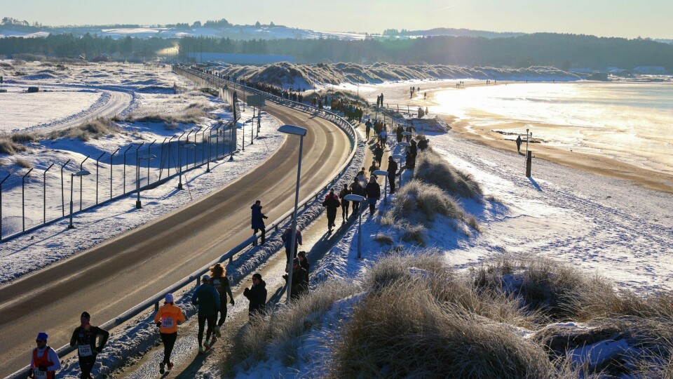 Solastranden halvmaraton: Det er lett å løpe inn i framtida med Kondis i slike omgivelser. (Foto: Arne Dag Myking) Solastranden halvmaraton 2025 - halvmaraton