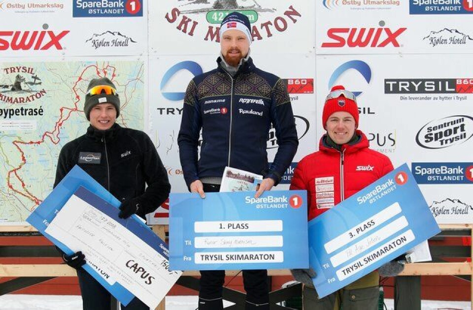 Seierspallen for herrer utenfor Kjølen hotell bestod av (fra v.) Christoffer Callesen, Runar Skaug Mathisen og Pål Åge Joten. Trysil Skimaraton 2018