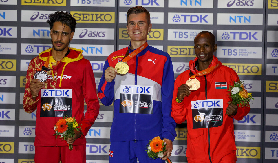 Katir (til vestre) med sølvmedaljen fra VM i Budapest. Jakob Ingebrigtsen vant, mens kenyanske Jacob Krop tok tredjeplass. (Foto: Arne Dag Myking)