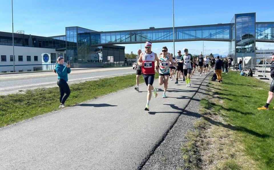 Alexander Sebastian Solnør i front på halvmaraton. Han vant til slutt. (Foto: arrangøren)
