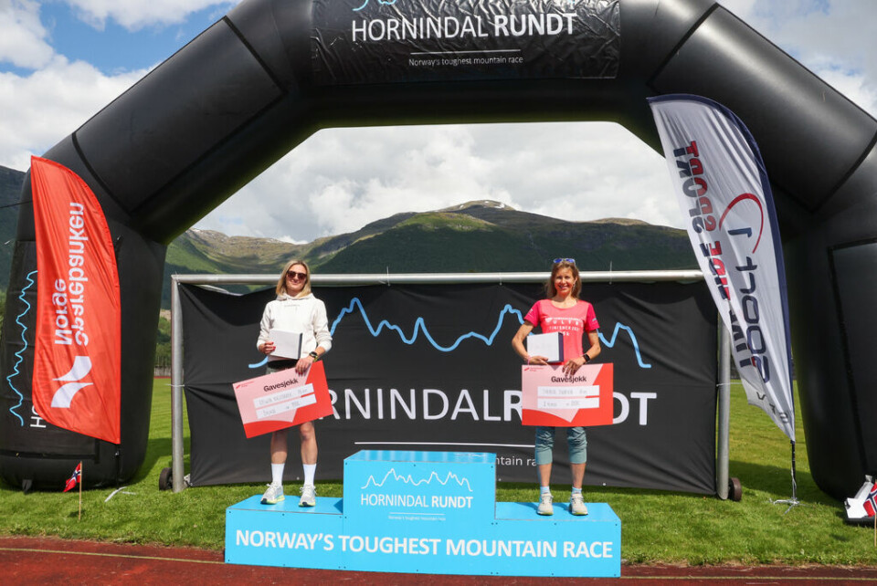 Pallen på 75 km, fra venstre Sylwia Kaczmarek og Therese Sjursen. Vinner Elise Elvehøy hadde som noen av de andre pallplassene fått premiene sine. Foto: Martin Hauge-Nilsen. 75km_damepallFoto Martin Hauge-Nilsen.jpg