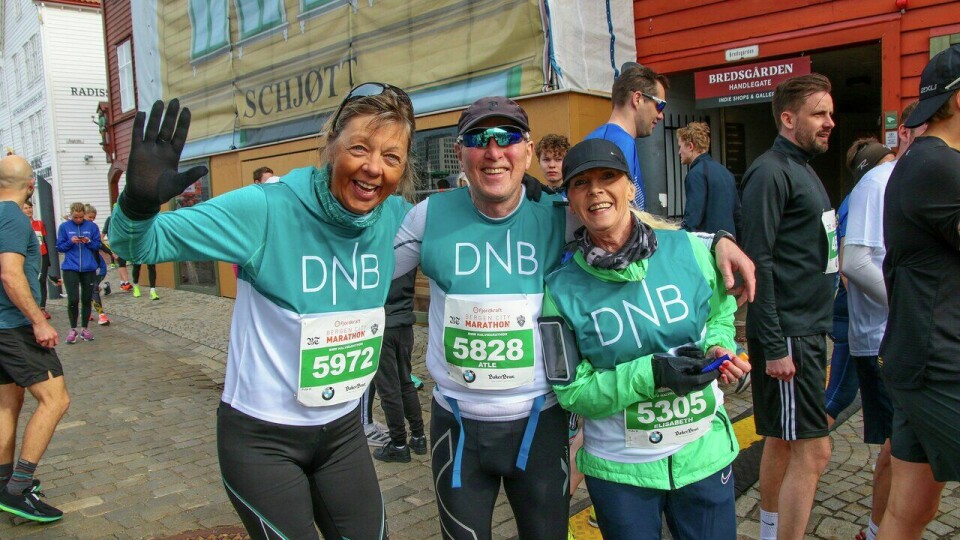 Sosialt: Det å være med i løp er både moro og sosialt. Her tre som var med i Fjordkraft Bergen City Marathon i 2022. (Foto: Arne Dag Myking) Bergen City Marathon 2022
