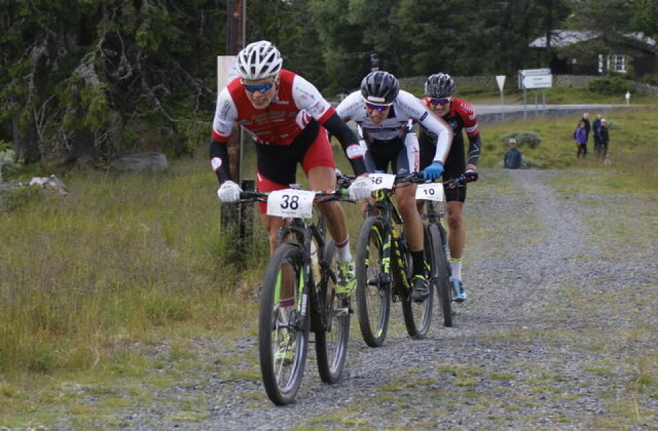 Jonas Amundsen, Nes SK (38) knep seieren inne på Sjusjøen Langrennsarena etter sekundstrid med Odd Erlend Hansen Berg, Solør CK (66) og Daniel Halvorsen Bergebakken, CK Elverum (10). Kondis/Rolf Bakken