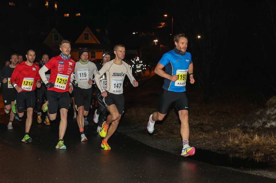 Magnus Kallager tar føringen ut fra start, men Espen Borge Joensen tar ryggen hans. Magnus ender til slutt på en fjerdeplass.