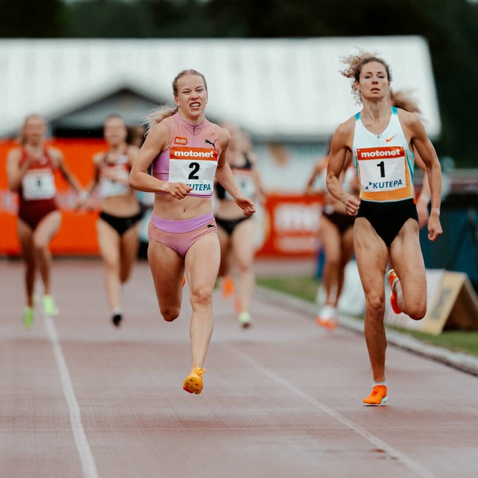 Oppløpet på 800 meter derVeera Mattila (2) var snaue halvsekundet foran Annemarie Nissen over målstreken . (Foto: arrangøren)