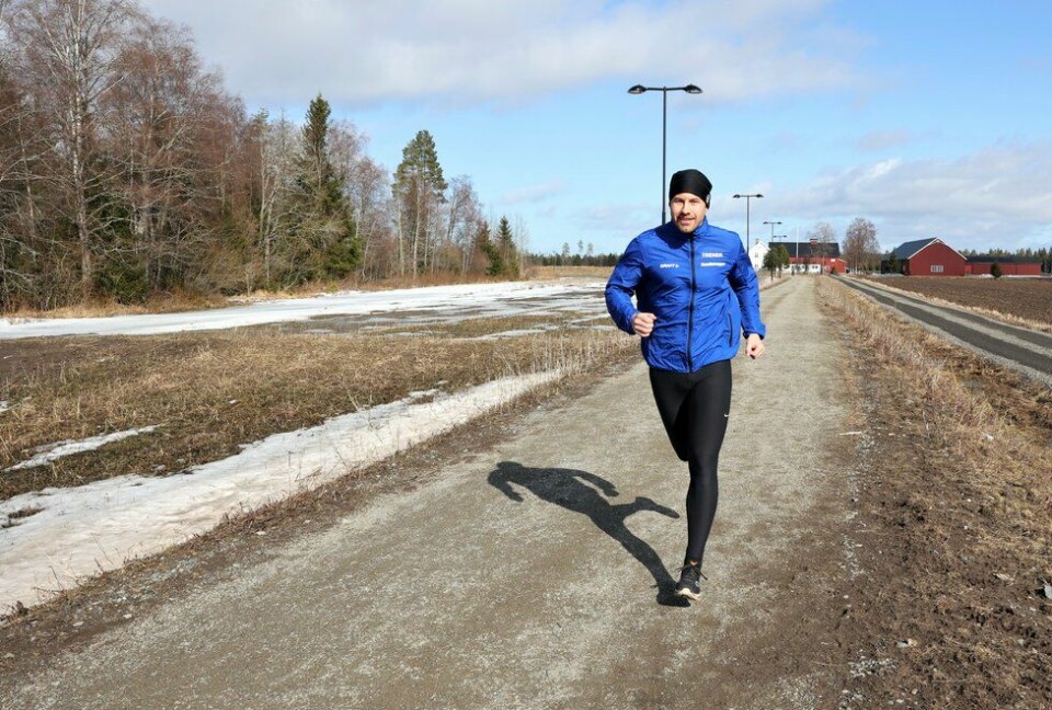 1000-meter: Rett utenfor stuedøra har Kondistrener Sveinung Voreland og resten av nabolaget en flat og gruset gangsti som er målt til nøyaktig 1000 meter. Her er det fint å kjøre intervalldrag og hevde seg på Stravasegmentet. (Foto: Marianne Røhme) Kondistrener Sveinung Voreland på Kondistreninga Jessheim