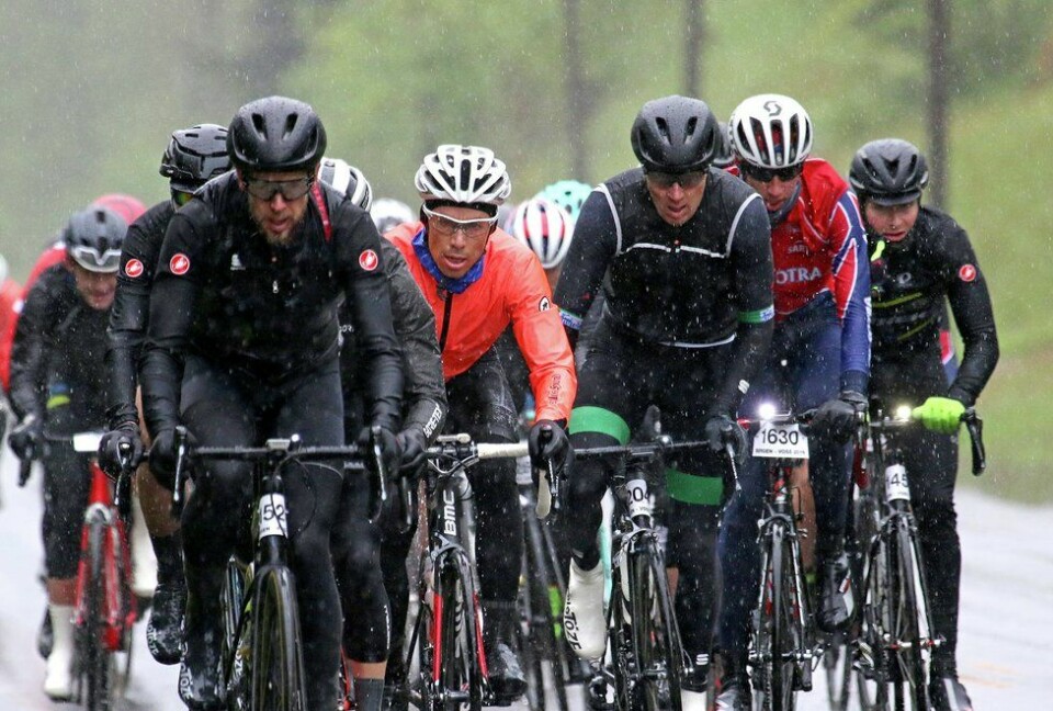 På vei opp den første harde stigningen til Gulbotn, Øivind Nyhammer i front, Fredrik Olsen i oransje jakke ligger bak ham. Sykkelrittet Bergen-Voss 2019