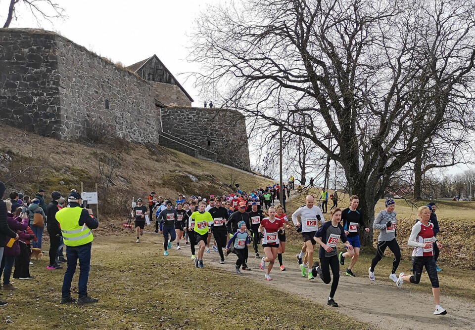 I Gamlebyen: Sjølvsagt skulle eg gjerne hengt med både jobbkollega Bjørn, klubbkollega Synøve og dei andre som for ifrå, men det var fint å vera med òg litt lenger bak i feltet. (Foto: Rolf Bakken) I Gamlebyen: Sjølvsagt skulle eg gjerne hengt med både jobbkollega Bjørn, klubbkollega Synøve og dei andre som for ifrå, men det var fint å vera med òg litt lenger bak i feltet. (Foto: Rolf Bakken)