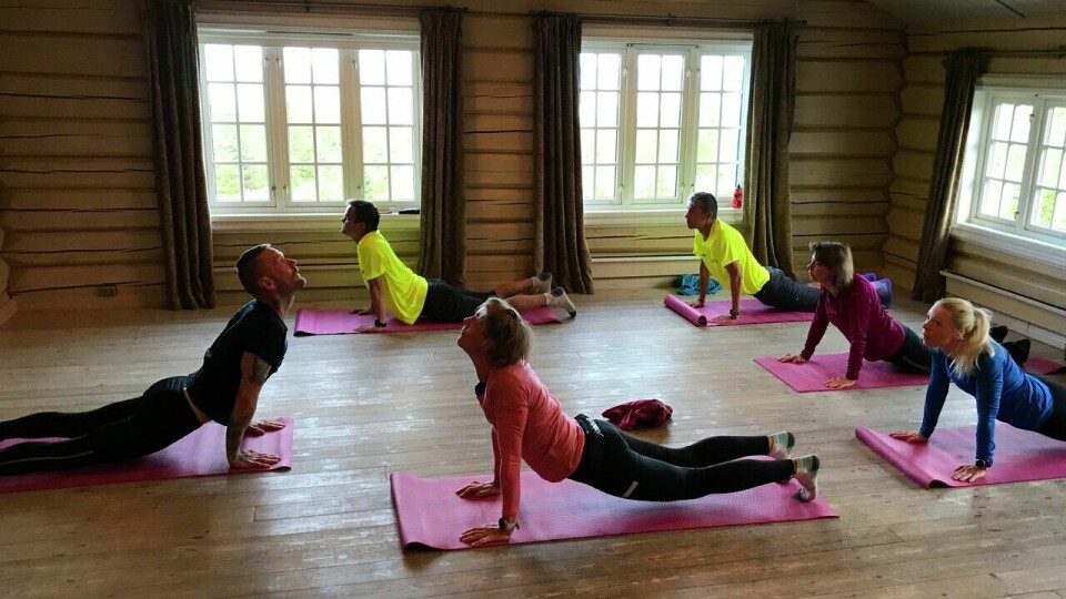 Yoga: Richard Grønlie instruerer i yoga på treningsleir med Kondis på Ilsetra på Hafjell. (Foto: Marianne Røhme / Kondis © Kondis) Richard Grønlie instruerer i yoga på treningsleir med Kondis på Ilsetra på Hafjell 2021