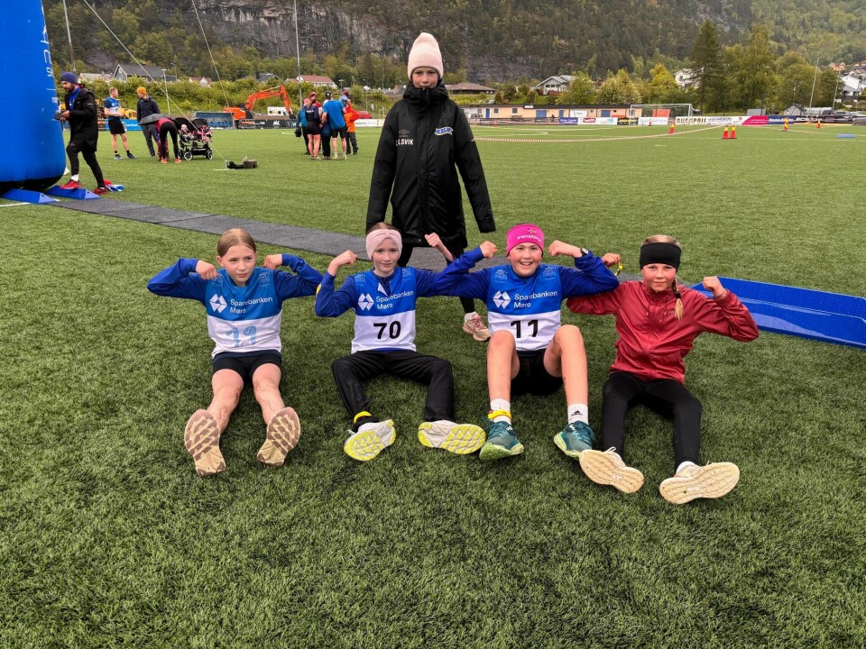 Unge med-arrangører og deltakere: Foran fra Venstre: Ronja Tokle Bernitz, Mathilde Mjelva, Ingeborg Westby Digernes, Thea Sølsnes Kavli. Bak: Ronja Helene Skjølsvik. (Foto: Siw Kathrine Tokle)