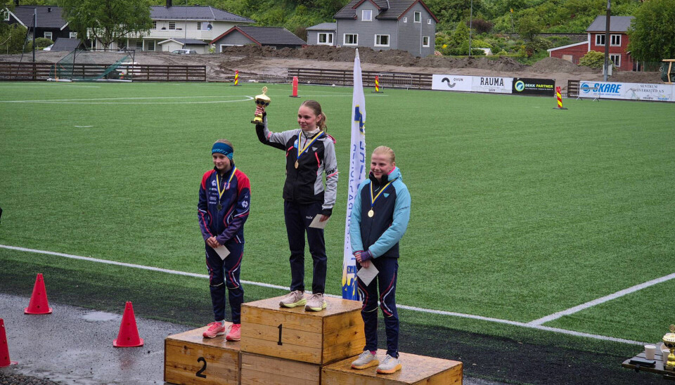 Seierspallen i Kvinner junior og yngre: Fra venstre: Anna Bakke Maddsen (19.39),Signe Brakstad Orset (19.35) og Ingrid Sandhaug (19.47). (Foto: Knut Inge Orset)