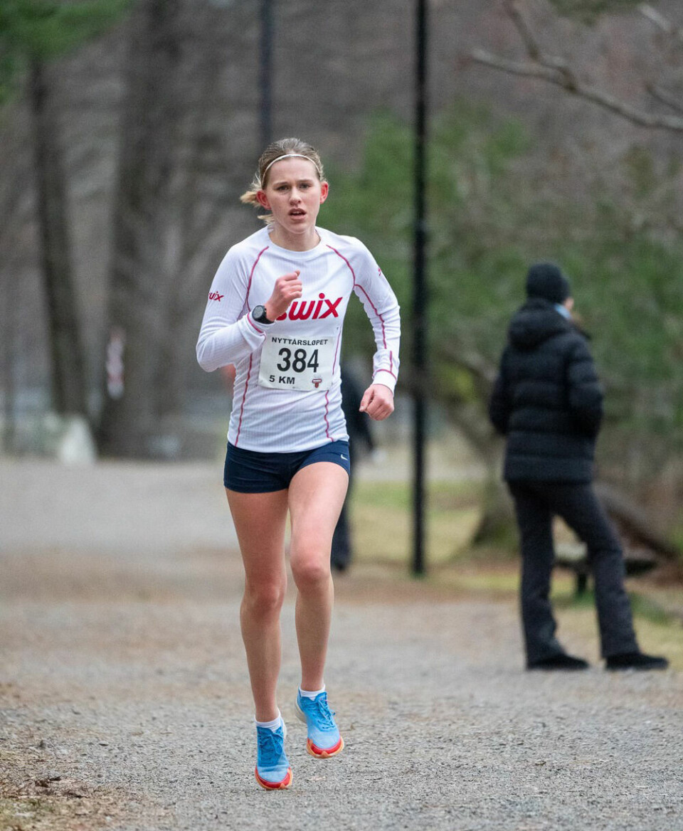 17 år gamle Anna Knapstad Dehli løp inn til en suveren seier på 5 km. (Foto: arrangøren)