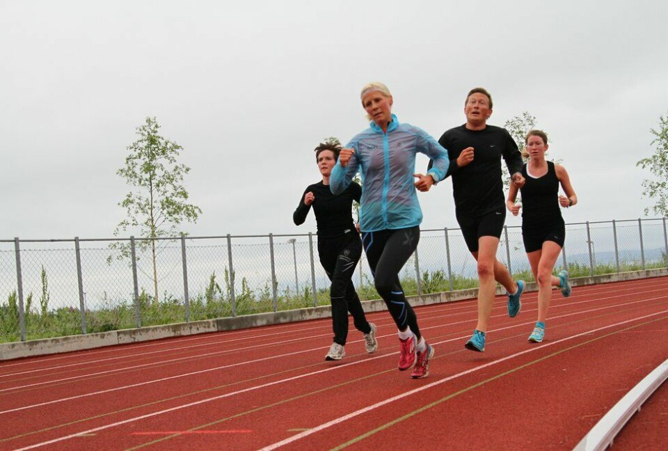 Intervalltrening kan utføres på alle typer underlag. Dette er fra intervalltrening på friidrettsbanen på Stangnes i Harstad (Foto: Marianne Røhme) F.v: Siw Åshild Hanssen, Hilde Klæbo Ingebrigtsen, Espen Solemdal og Julie Haabeth Brox på Intervalltrening på friidrettsbanen på Stangnes i Harstad