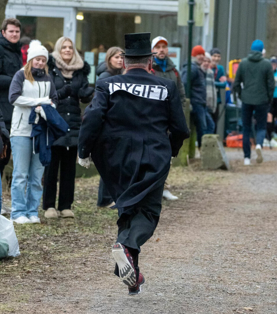 Statusen som nygift så ikke ut til å legge noen demper på verken farten eller nyttårsfeiringa. (Foto: arrangøren)