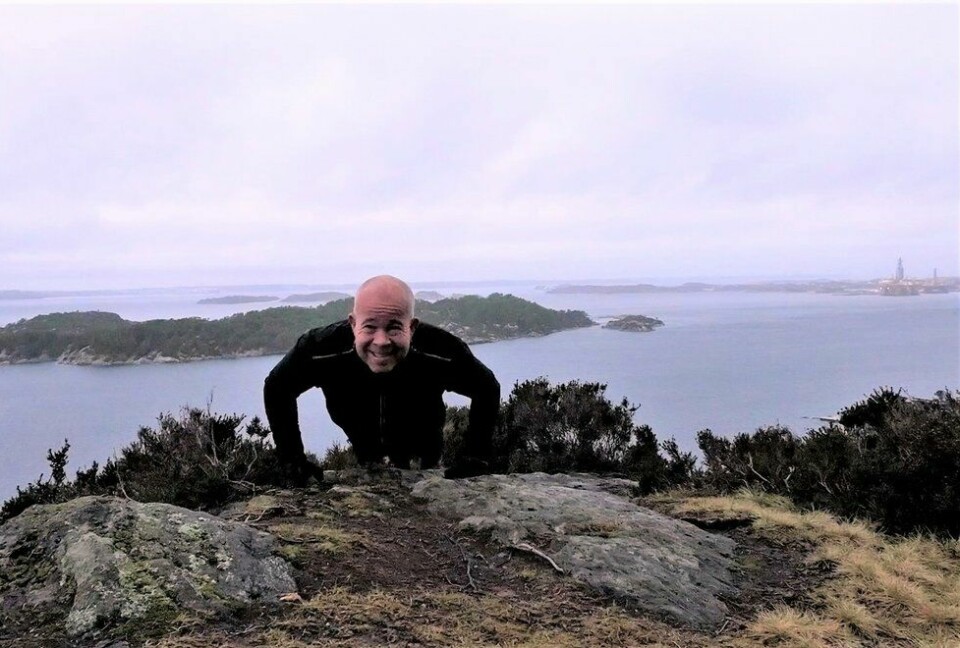 Espen Urhaug legger gjerne inn en serie armhevinger i løpet av treningsturen. Målet er å ta 2022 armhevinger hver måned i år. (foto: Privat) Espen Urhaug i #Challenge 2022 der det er om å gjøre å ta 2022 armhevinger i måneden i hele 2022