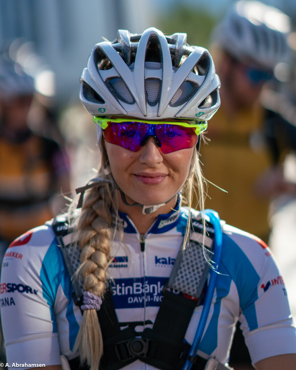 Alexandra Pedersen Skog er den yngste som har fullført 700-km-distansen i Offroad Finnmark. Det gjorde hun i 2023, som 22-åring. - Hun har inspirert mange kvinner, mener rittsjef Kjetil Johansen. (Foto: Anders Abrahamsen)